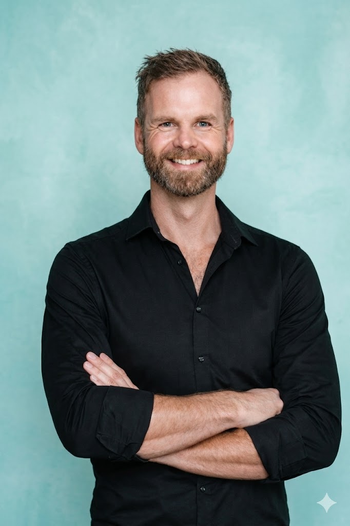 Porträt von Tobias Könning vor türkisfarbenem Hintergrund.